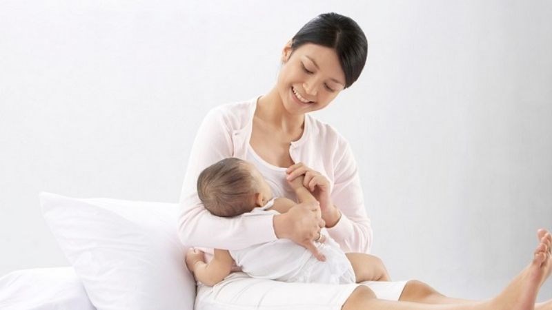 Mẹ sau sinh nên giữ tâm trạng vui vẻ, tránh căng thẳng