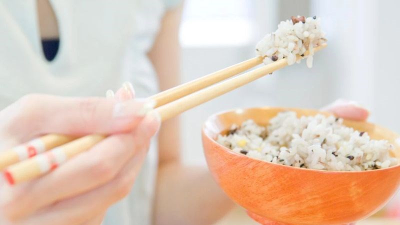 Chế độ ăn ít dinh dưỡng sẽ gây mất sữa ở phụ nữ sau sinh