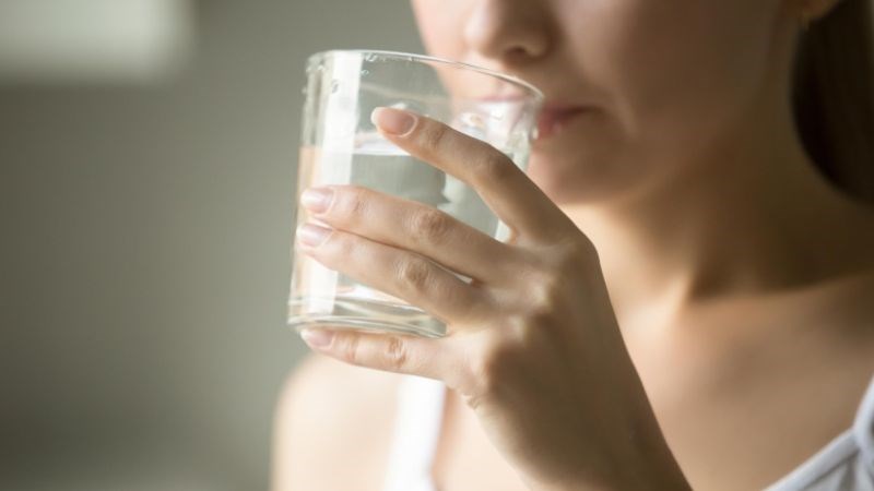 Phụ nữ sau sinh có thể sẽ bị mất sữa nếu uống không đủ nước