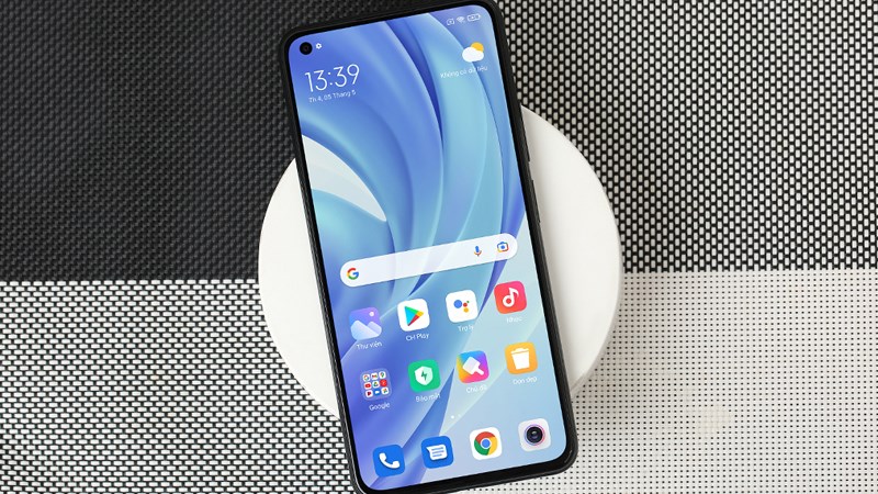 Sở hữu vẻ ngoài khá bắt mắt với màn hình tràn viền Sở hữu vẻ ngoài khá bắt mắt với màn hình tràn viền