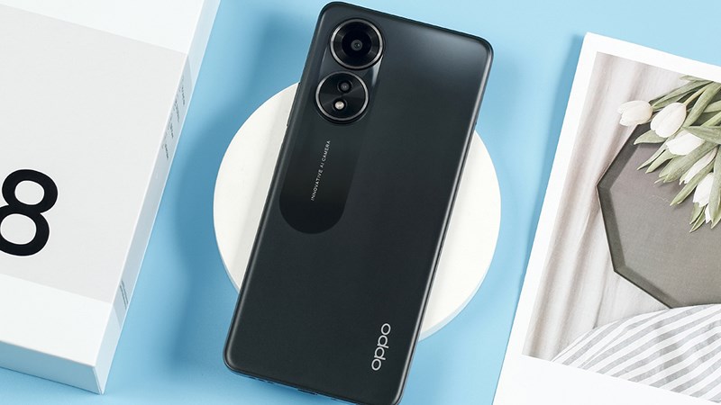 Mặt lưng ph&iacute;a sau được ho&agrave;n thiện với họa tiết nh&aacute;m mờ chạy dọc