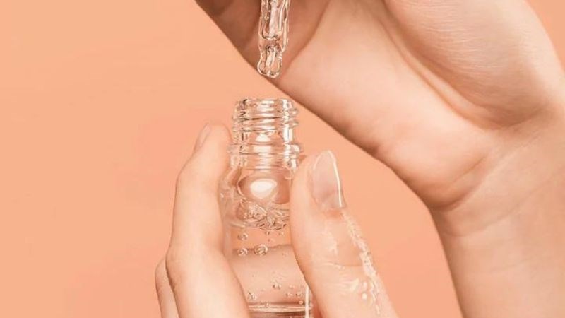 Dùng retinol và vitamin C vào buổi sáng giúp bảo vệ da khỏi tác động của tia UV