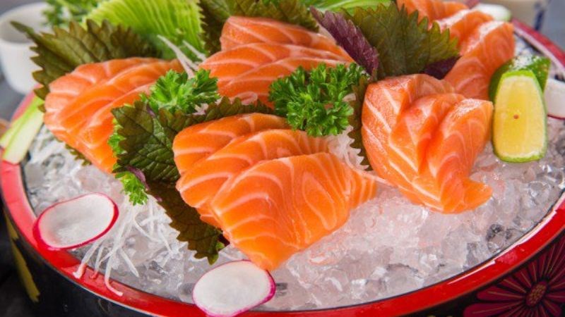 Ăn cá hồi sống ngon nhưng không đảm bảo an toàn