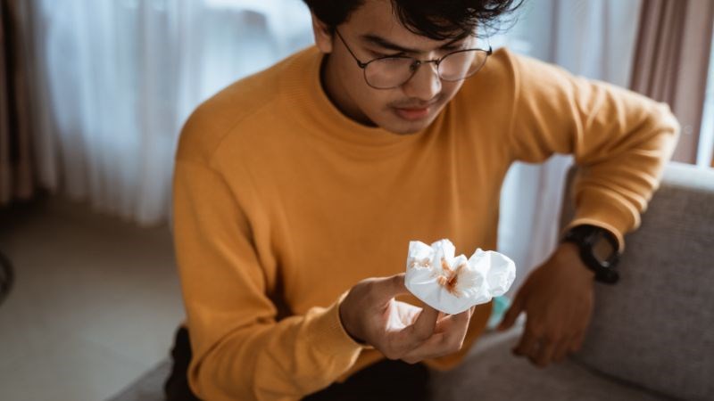 Ho khan kéo dài ra máu có thể là dấu hiệu của một số bệnh lý nghiêm trọng như ung thư phổi, lao phổi, viêm màng phổi