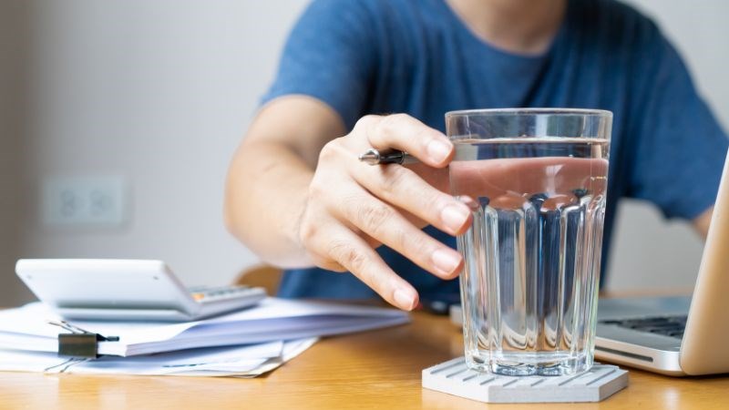 Uống nhiều nước giúp giữ ẩm cho niêm mạc đường hô hấp, làm loãng đờm