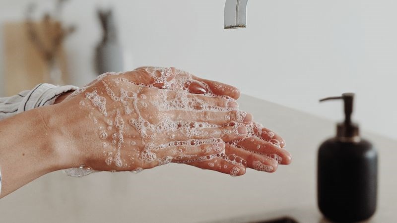 Rửa tay bằng xà phòng và nước là cách tốt nhất để ngăn ngừa vi khuẩn lây lan