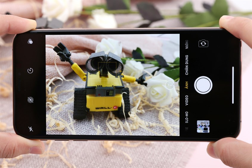 Ngoài ra, cả hai đều có camera kép 12MP