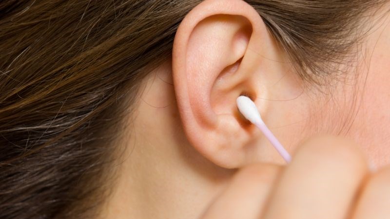 Kh&ocirc;ng tự &yacute; l&agrave;m sạch tai v&igrave; c&oacute; thể gia tăng nhiễm khuẩn