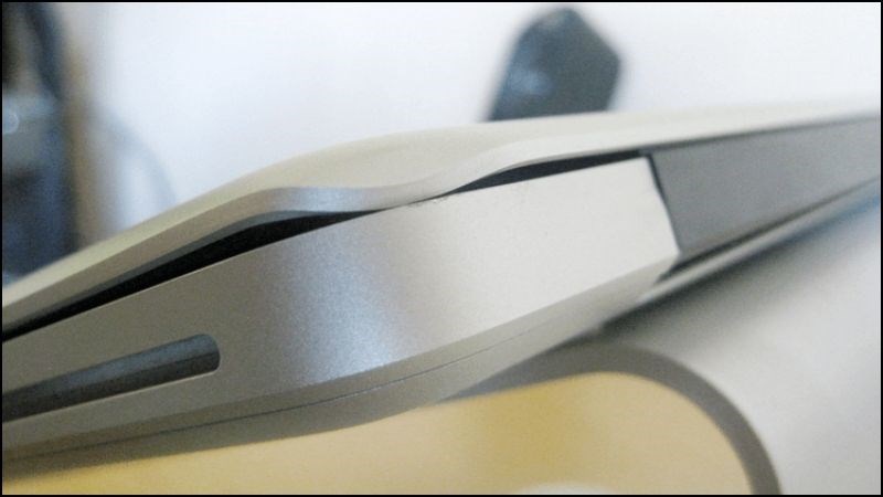 MacBook bị móp cạnh vẫn có thể hoạt động như bình thường MacBook bị móp cạnh vẫn có thể hoạt động như bình thường