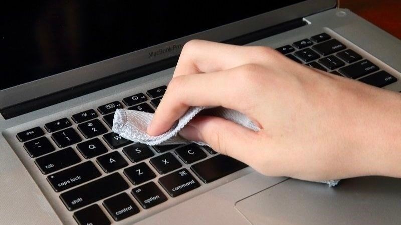 iệc vệ sinh thường xuyên cũng giúp loại bỏ các vi khuẩn và tạp chất có thể gây hại cho vỏ Macbook Việc vệ sinh thường xuyên cũng giúp loại bỏ các vi khuẩn và tạp chất có thể gây hại cho vỏ Macbook