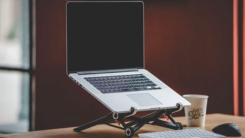 Bạn nên đặt chiếc Macbook của mình trên bề mặt thông thoáng Bạn nên đặt chiếc Macbook của mình trên bề mặt thông thoáng