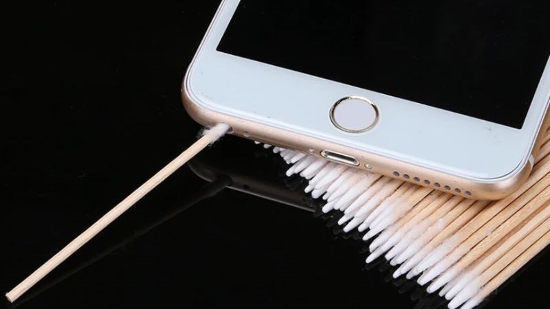 Phần mic iPhone bị dính bụi bẩn Phần mic iPhone bị dính bụi bẩn