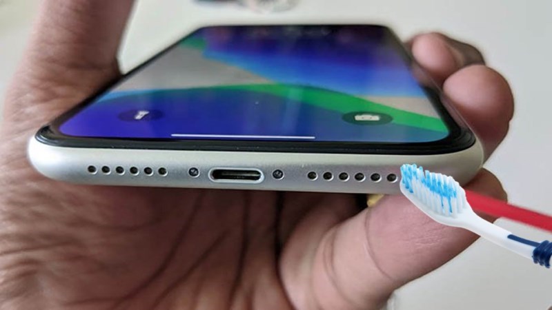 Vệ sinh mic iPhone định kỳ Vệ sinh mic iPhone định kỳ