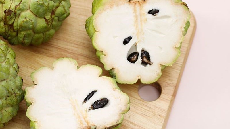 Tránh để nước từ hạt na bắn vào mắt, vì có thể gây bỏng mắt
