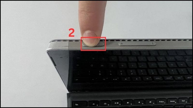 Nhấn giữ n&uacute;t nguồn để mở m&aacute;y