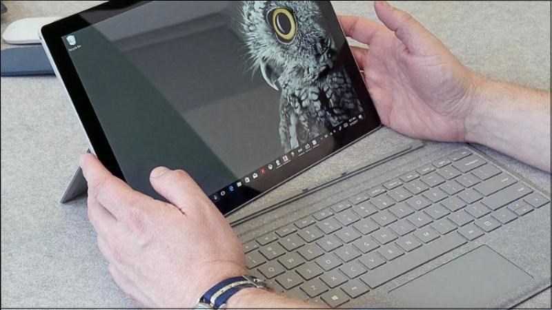 T&aacute;ch b&agrave;n ph&iacute;m nhẹ nh&agrave;ng để kh&ocirc;ng g&acirc;y hư hỏng cho thiết bị