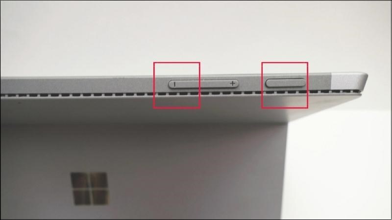 Nhấn giữ đồng thời hai n&uacute;t Nguồn + n&uacute;t Giảm &acirc;m lượng