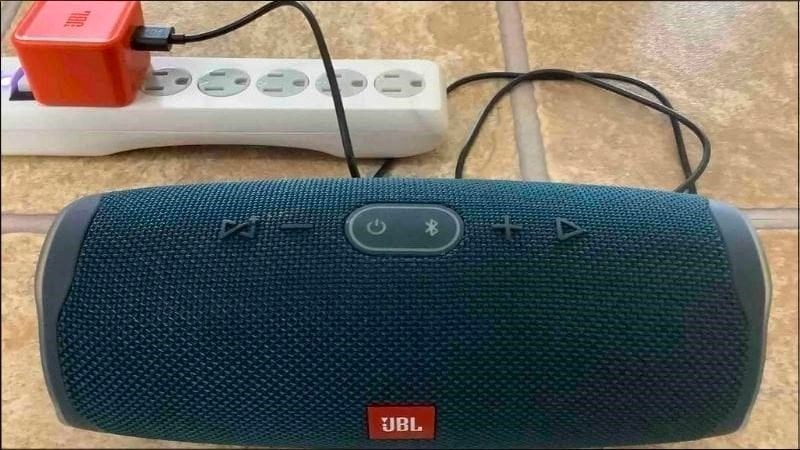 Kiểm tra kỹ càng cổng kết nối và sạc lại loa nếu cần Kiểm tra kỹ càng cổng kết nối và sạc lại loa nếu cần