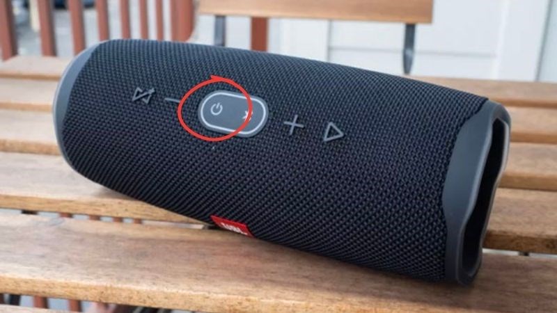 Để khắc phục hiệu quả việc loa Bluetooth không lên nguồn do nút nguồn bị hỏng, bạn cần đưa sản phẩm đến trung tâm bảo hành hoặc cơ sở sửa chữa uy tín để được thay nút nguồn mới. Nút nguồn bị hỏng, đưa sản phẩm đến trung tâm bảo hành uy tín