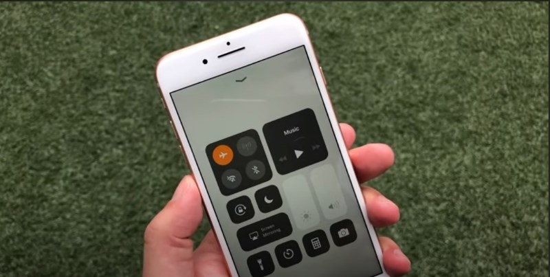 D&ugrave;ng chế độ m&aacute;y bay để c&ocirc; lập iPhone