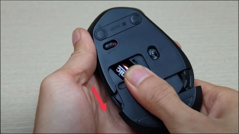 T&aacute;ch miếng đệm tại đ&aacute;y ra khỏi th&acirc;n chuột