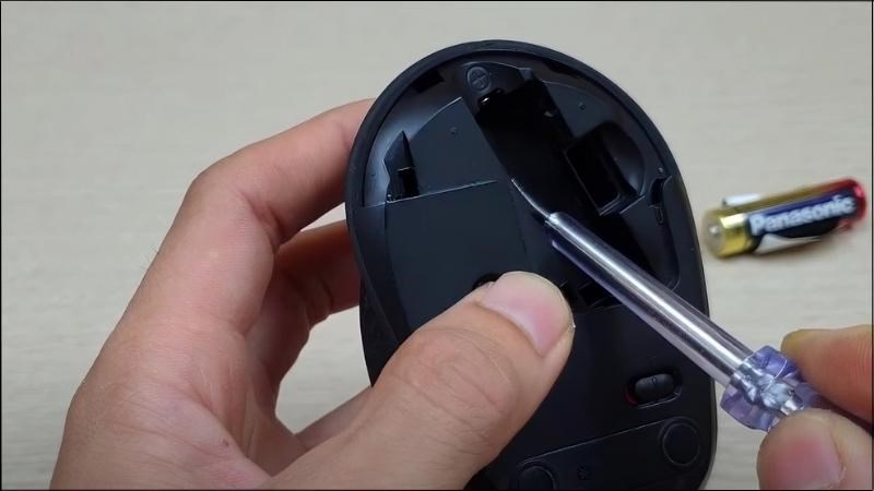 D&ugrave;ng tua v&iacute;t th&aacute;o những con ốc v&iacute;t ở miếng đệm chuột