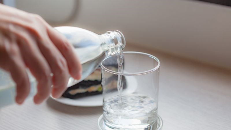 Người bệnh viêm cầu thận nên hạn chế uống nước để tránh tình trạng phù