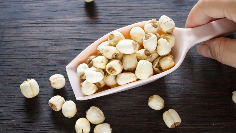Hạt sen có chứa liensinin và nuciferin giúp giảm huyết áp, giảm độ nhớt của máu và giảm viêm cầu thận