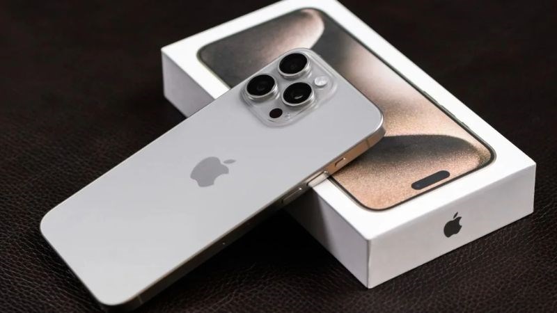 iPhone 15 Pro Max có trọng lượng vừa tay, nhẹ hơn so với thế hệ trước