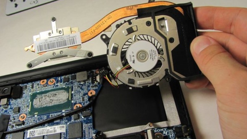Quạt laptop l&agrave; một phần quan trọng của hệ thống tản nhiệt