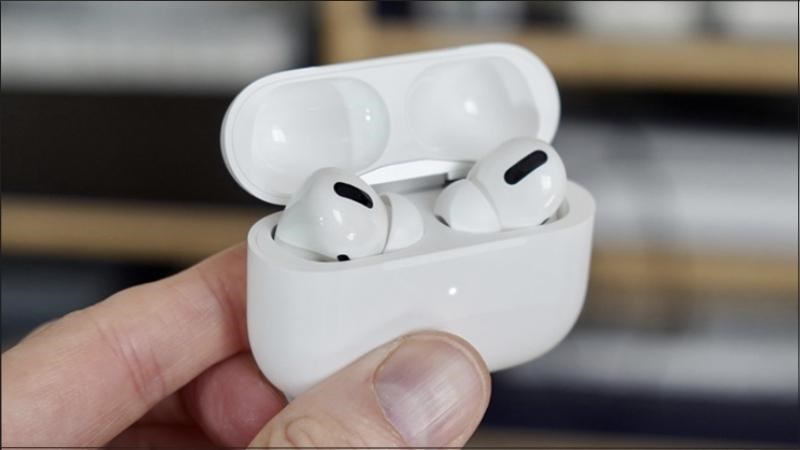 Đ&egrave;n LED cho biết mức pin của AirPods 