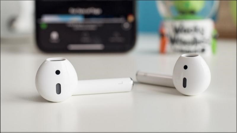 Tai nghe hết pin khiến đ&egrave;n LED kh&ocirc;ng s&aacute;ng