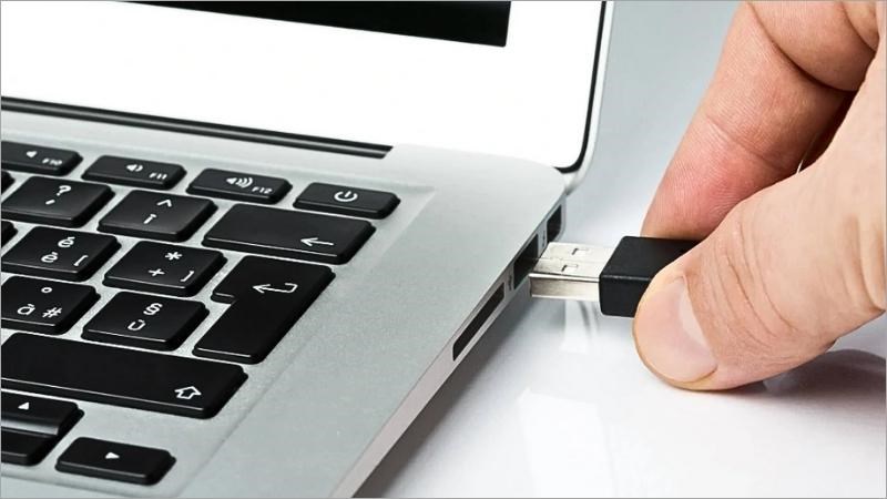 Cắm USB vào cổng USB trên máy MacBook của bạn