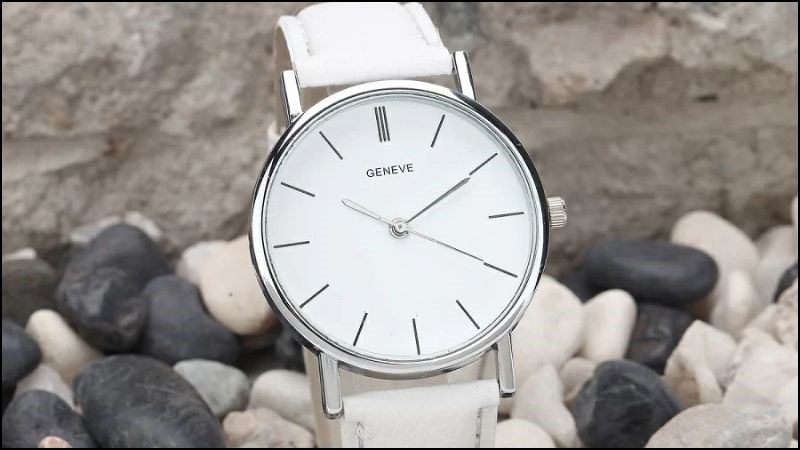 Đồng hồ d&acirc;y da nữ m&agrave;u trắng thể hiện sự nhẹ nh&agrave;ng, tinh kh&ocirc;i