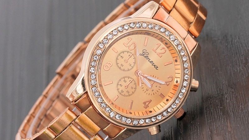 Phần vỏ được l&agrave; bằng kim loại s&aacute;ng, mặt đồng hồ c&oacute; đ&iacute;nh đ&aacute;