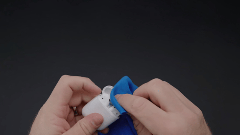 Lau khô AirPods ngay lập tức nếu không may tai nghe dính nước Lau khô AirPods ngay lập tức nếu không may tai nghe dính nước