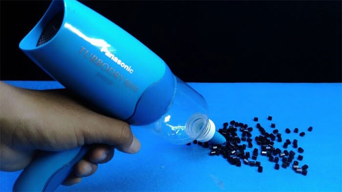 Người dùng có thể hút bụi bằng máy sấy tóc siêu đơn giản ngay tại nhà 