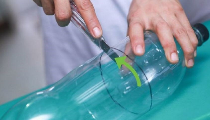 Bạn hãy cắt đôi chai nhựa và giữ lại phần đầu chai để làm đầu hút bụi