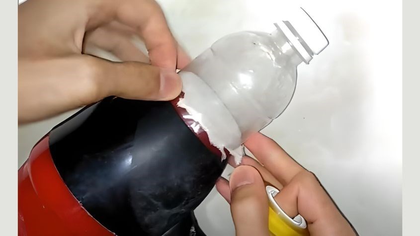 Bạn dùng băng dính để cố định đầu hút 