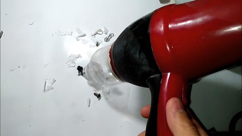 Bạn đã chế tạo thành công máy hút bụi từ máy sấy và có thể sử dụng ở những khu vực khó làm sạch 