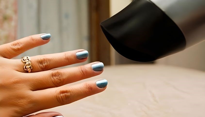 Bạn cũng có thể dùng máy sấy tóc để khô sơn móng tay