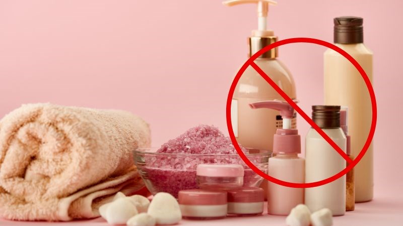 Sử dụng các sản phẩm chăm sóc tóc có chứa dầu hoặc cồn có thể gây nấm da đầu