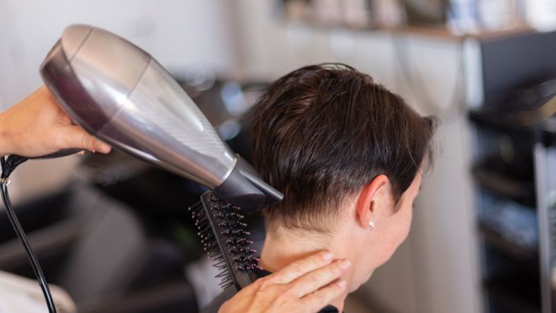 Cắt tóc ngắn làm giảm môi trường để nấm sinh sôi, thuận tiện cho việc vệ sinh