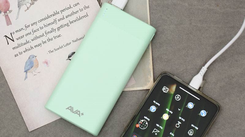 Pin sạc dự ph&ograve;ng Polymer 10.000mAh 10W AVA+ JP208 với thiết kế nhỏ gọn, bền chắc