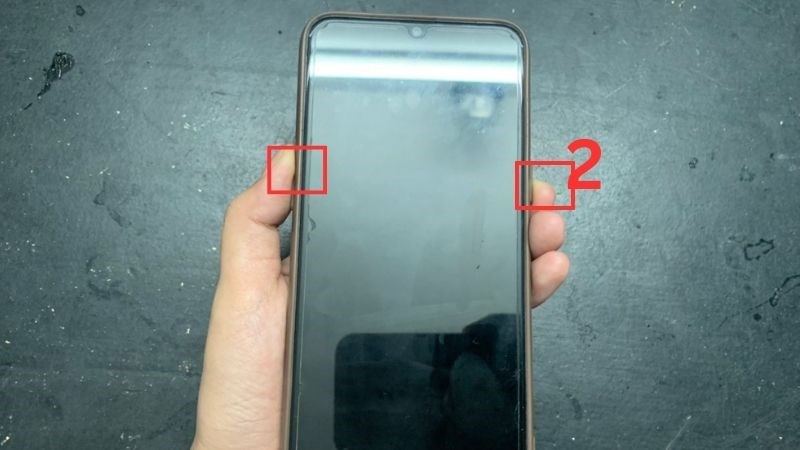 Nhấn đồng thời n&uacute;t nguồn v&agrave; n&uacute;t tăng &acirc;m lượng