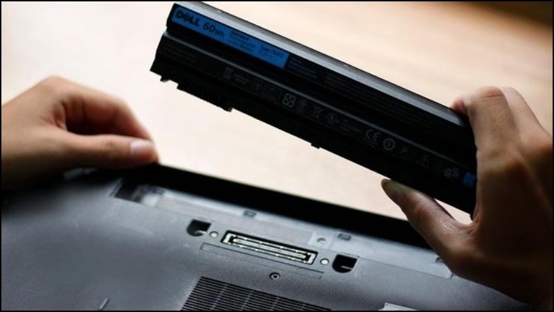 Th&aacute;o pin ra khỏi m&aacute;y t&iacute;nh