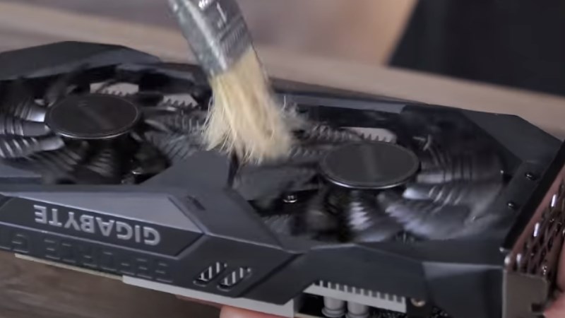 Vệ sinh l&aacute; tản nhiệt v&agrave; vỏ tản nhiệt bằng cọ