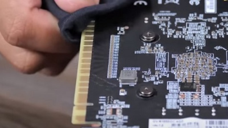 Vệ sinh bề mặt cổng kết nối