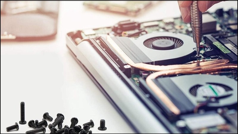 Sử dụng tua v&iacute;t để th&aacute;o c&aacute;c con ốc cố định