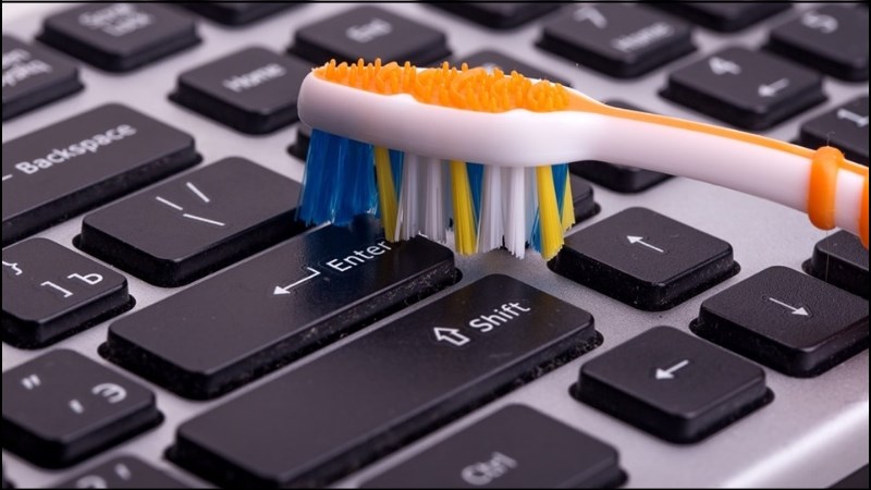 B&agrave;n chải đ&aacute;nh răng l&agrave;m sạch c&aacute;c khu vực kh&oacute; tiếp cận bị b&aacute;m bụi